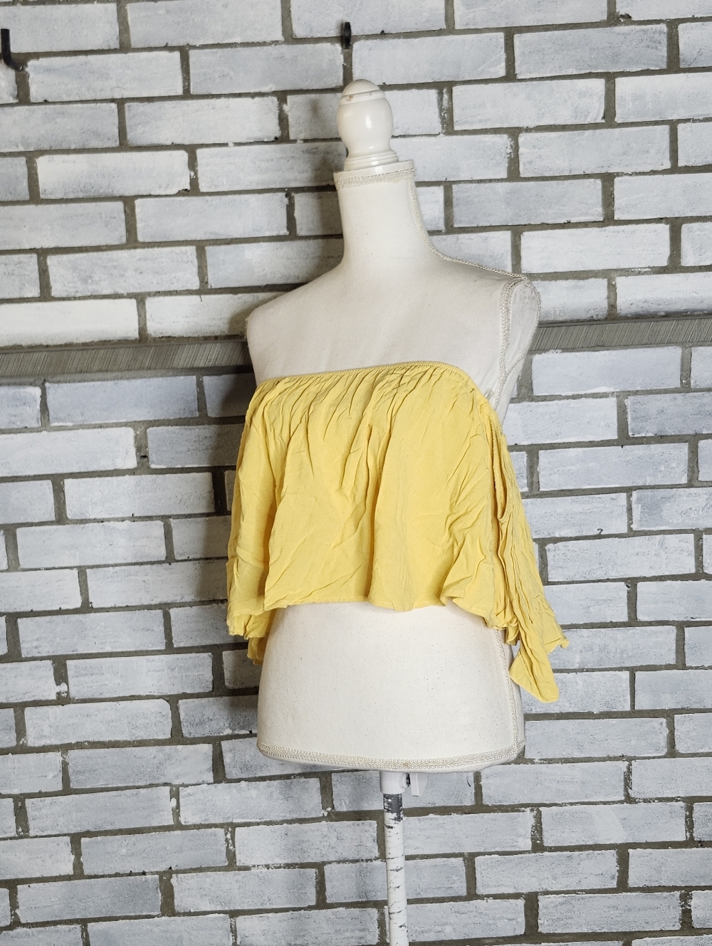 • NWT Fantastic Fawn Women’s Off The Shoulder Short Sleeve Crop Top Small Yellow
